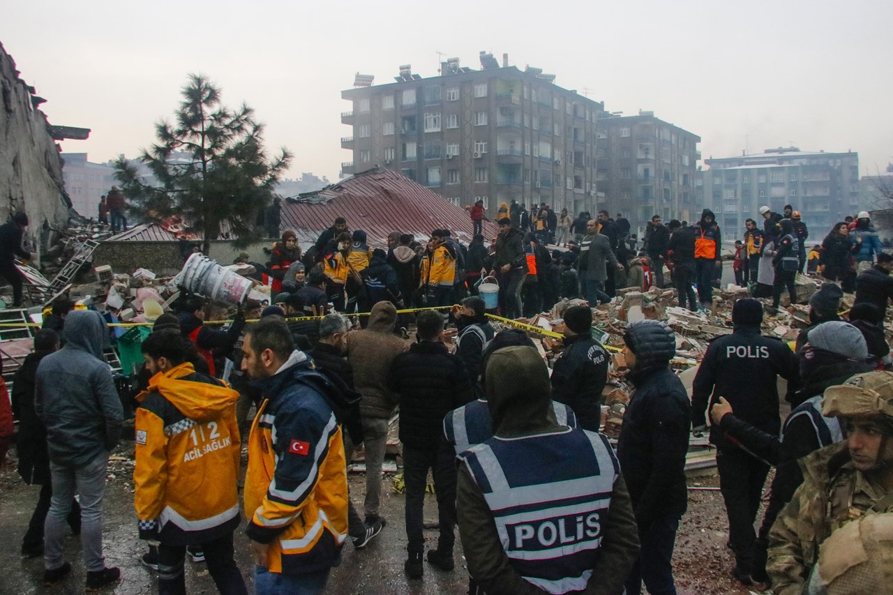 Ομάδες διάσωσης προσπαθούν να προσεγγίσουν παγιδευμένους κατοίκους μέσα σε κτήρια που κατέρρευσαν στο Ντιγιαρμπακίρ της Τουρκίας