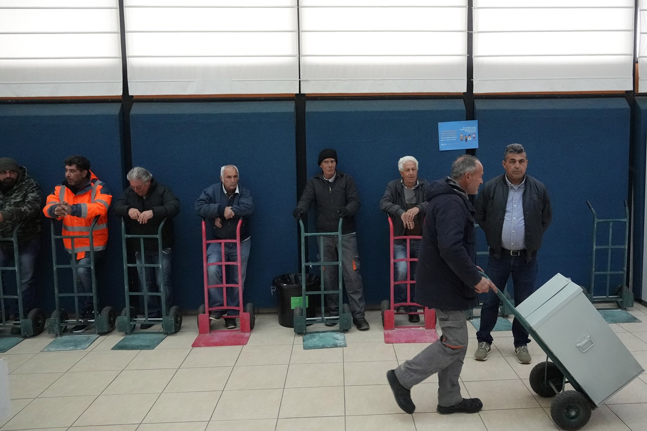 Εκλογικός υπάλληλος μεταφέρει κάλπη που διανέμεται σε ένα εκλογικό κέντρο στη Λευκωσία