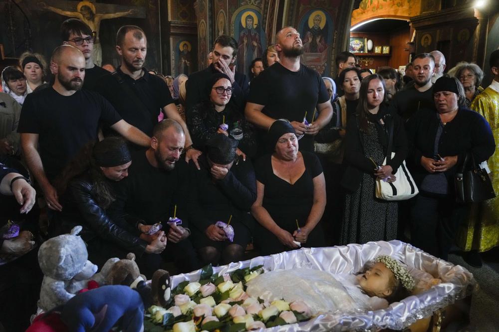 Θρήνος στην κηδεία της 4χρονης Λίζα στην Βινίτσια