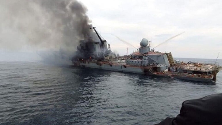 Το Moskva, η ναυαρχίδα του ρωσικού στόλου της Μαύρης Θάλασσας έχει χτυπηθεί και έχει πάρει κλίση. Σε λίγο θα βυθιστεί.