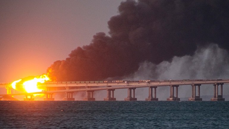 Φωτιά στην γέφυρα Κερτς της Κριμαίας που καταστράφηκε από τους Ουκρανούς