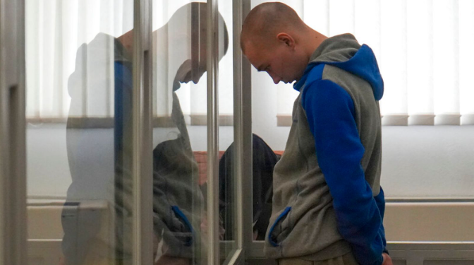 Ο 21χρονος Ρώσος στρατιώτης Βαντίμ Σισιμαρίν κατά την διάρκεια της δίκης του. Σκότωσε εν ψυχρώ έναν Ουκρανό που έκανε ποδήλατο στους δρόμους της Μπούτσα.