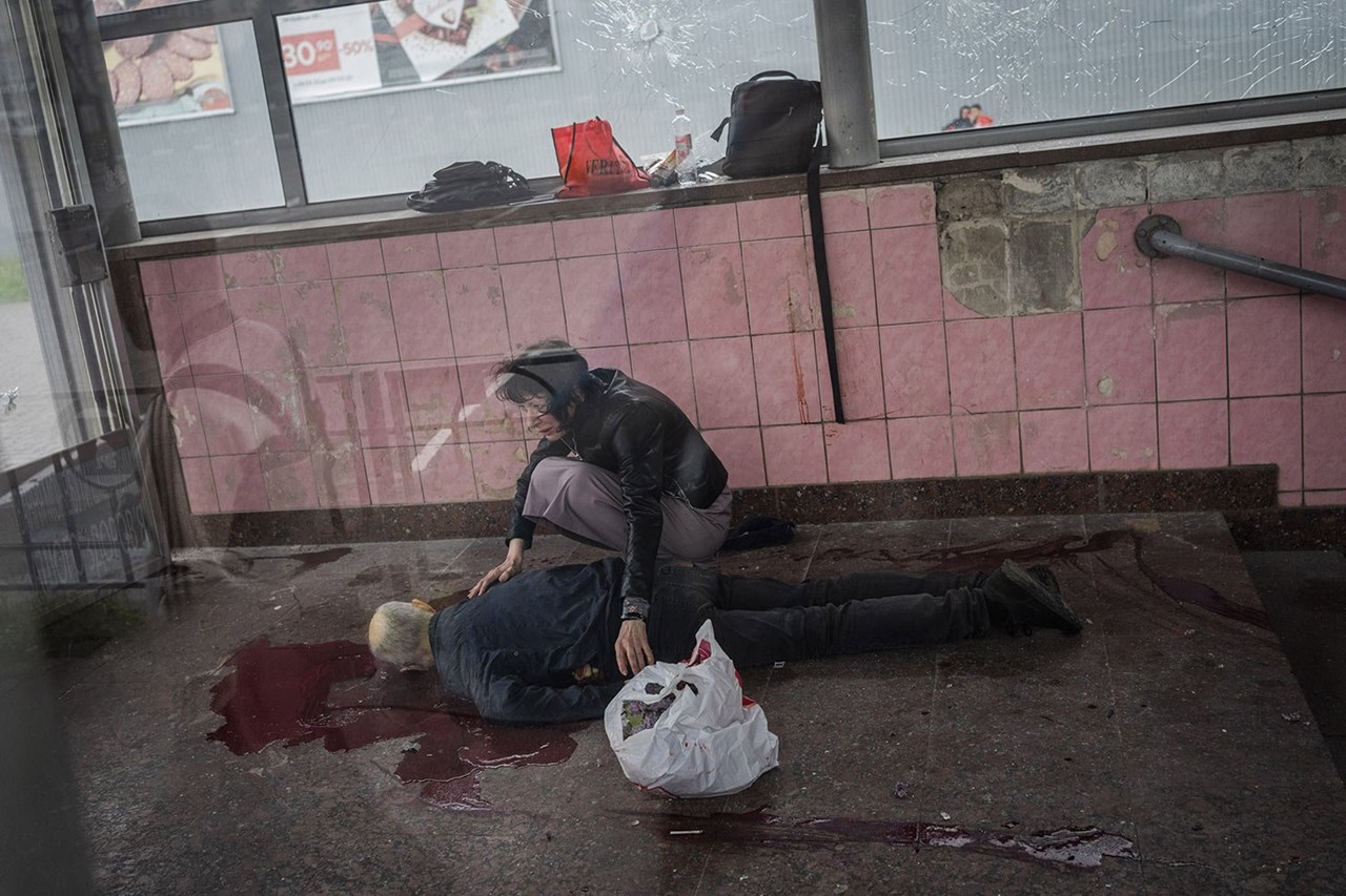 Η Έλενα πάνω από τον νεκρό σύντροφο της στο μετρό του Χάρκοβο