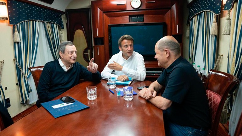 Μάριο Ντράγκι, Εμανουέλ Μακρόν και Όλαφ Σολτς ταξιδεύουν με το τρένο για το Κίεβο. Είναι οι πρώτοι ηγέτες που πηγαίνουν στην ουκρανική πρωτεύουσα μετά την έναρξη του πολέμου.