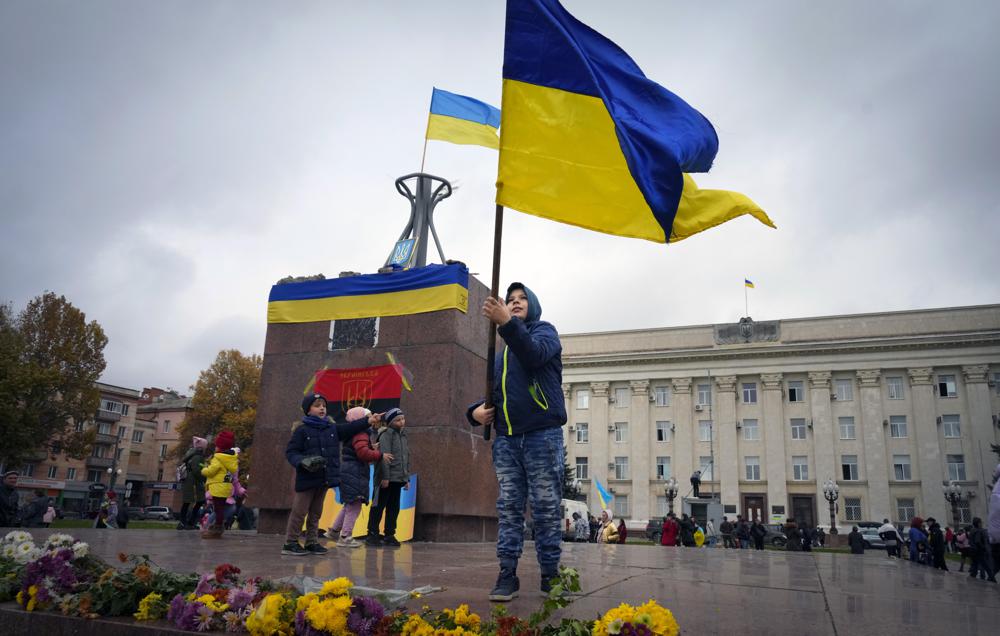 Νεαρός Ουκρανός υψώνει την σημαία της χώρας του στην απελευθερωμένη Χερσώνα. 