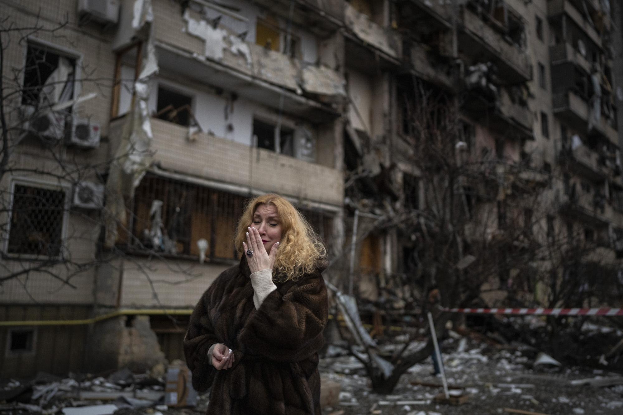 Η Ναταλία Σεβριούκοβα είναι η πρώτη κάτοικος του Κιέβου που «αιχμαλωτίστηκε» από τον φωτογραφικό φακό στις 25 Φεβρουαρίου 2022 να κλαίει λίγο μετά την καταστροφή του σπιτιού της από ρωσικές βόμβες.