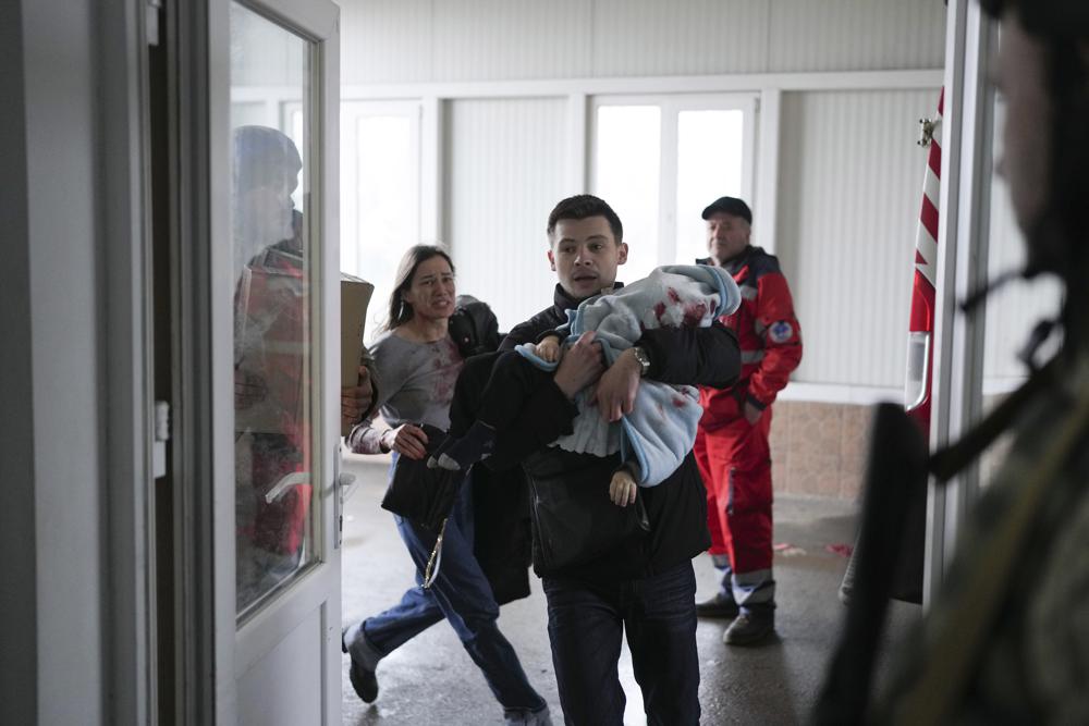 Ένα ζευγάρι τρέχει στο νοσοκομείο της Μαριούπολης με το 18 μηνών βρέφος του που τραυματίστηκε σε βομβαρδισμό