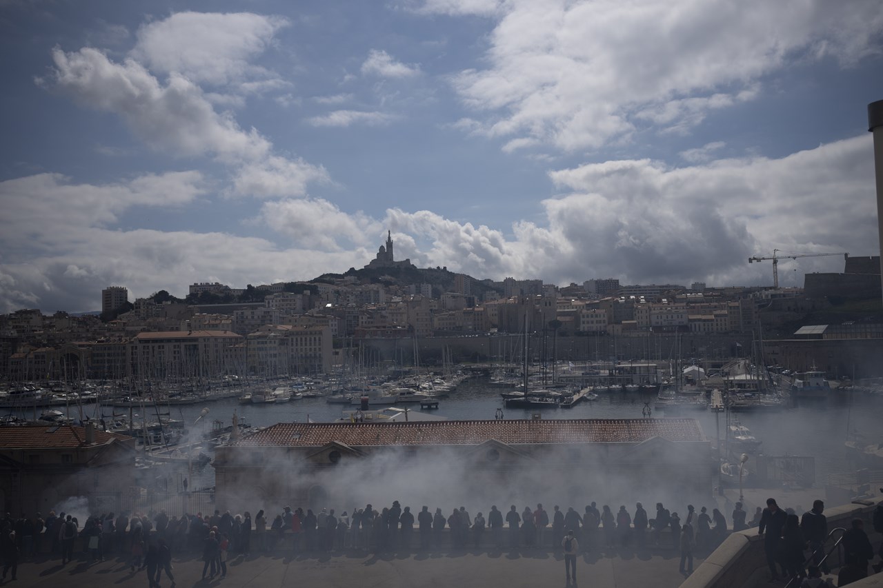 Καπνός από φωτοβολίδες κατά τη διάρκεια διαδήλωσης στη Μασσαλία
