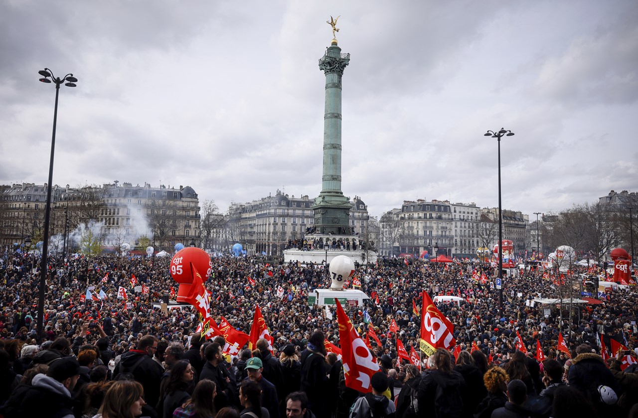 Διαδηλωτές στην Πλατεία Βαστίλλης κατά τη διάρκεια συγκέντρωσης στο Παρίσι