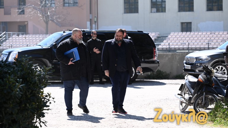 Ο μεγαλομέτοχος του Ολυμπιακού Βαγγέλης Μαρινάκης με τον εκ των αντιπροέδρων Κώστα Καραπαππά, προσέρχονται στα γραφεία της ΕΠΟ