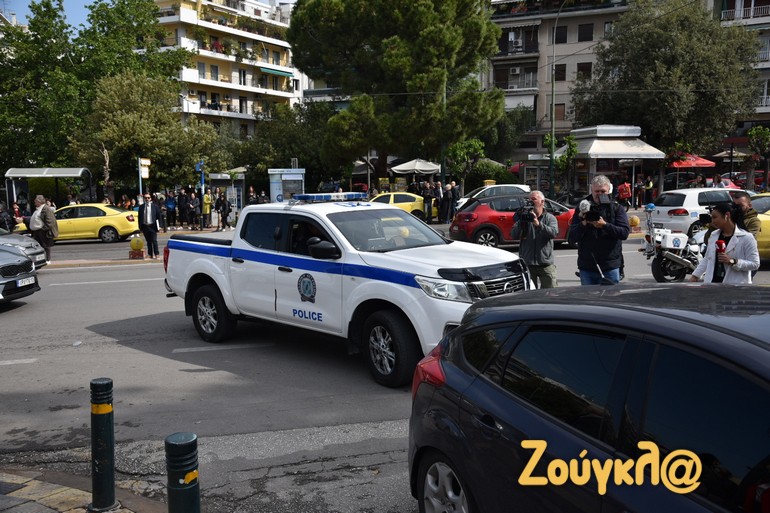 Τα δύο αδέλφια κατά την έλευσή τους στην Ευελπίδων (φωτ.1)