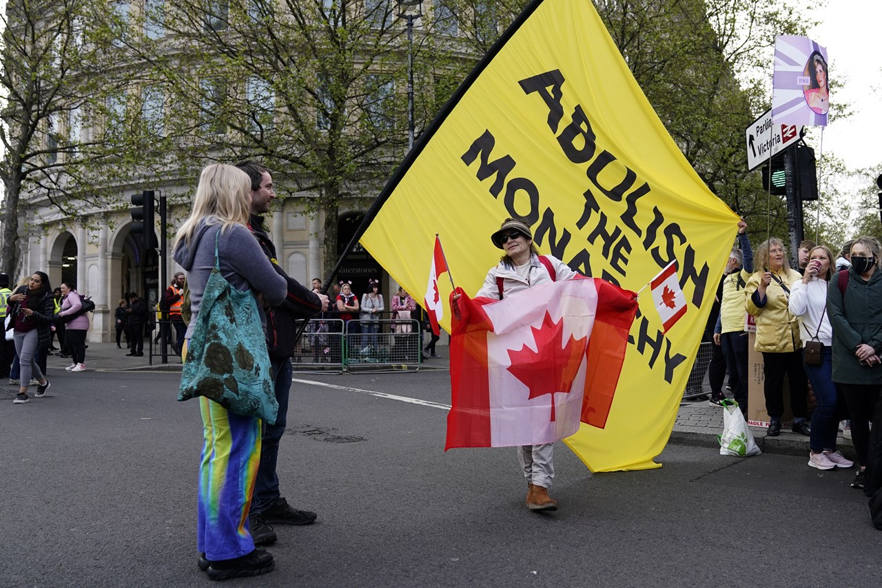 Δεν λείπουν και οι διαδηλωτές κατά της μοναρχίας με πανο «καταργήστε την μοναρχία»
