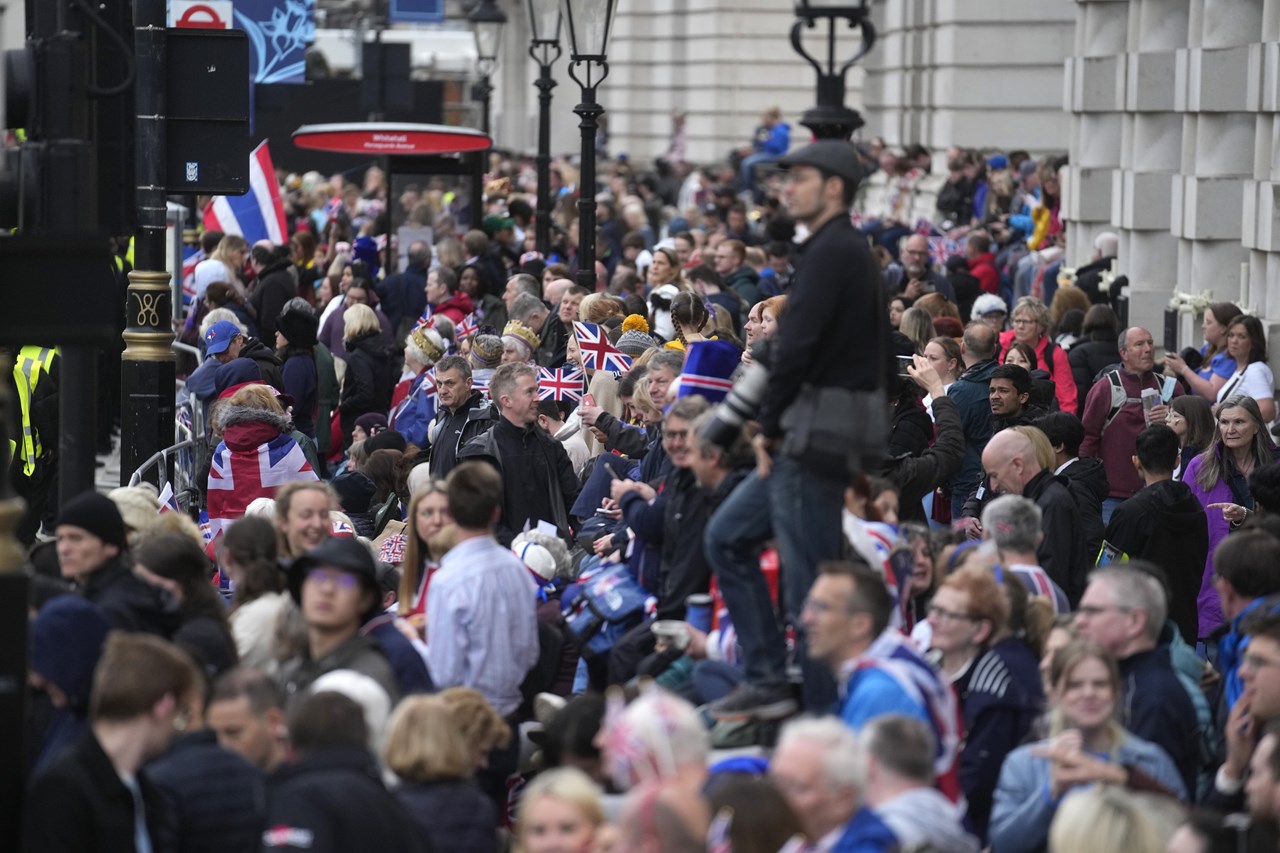 Πλήθος έχει συγκεντρωθεί στο Whitehall ενόψει της τελετής στέψης του βασιλιά της Αγγλίας