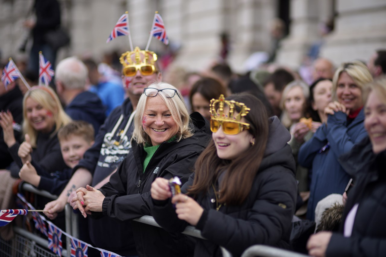 Ο κόσμος χαρούμενος έχει συγκεντρωθεί για να παρακολουθήσει την πομπή του βασιλιά της Αγγλίας Κάρολου Γ' 