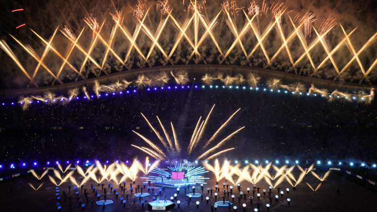 Εντυπωσιακό σκηνικό στο Ataturk Olympic Stadium με τα πυροτεχνήματα να φωτίζουν τον ουρανό της Πόλης.