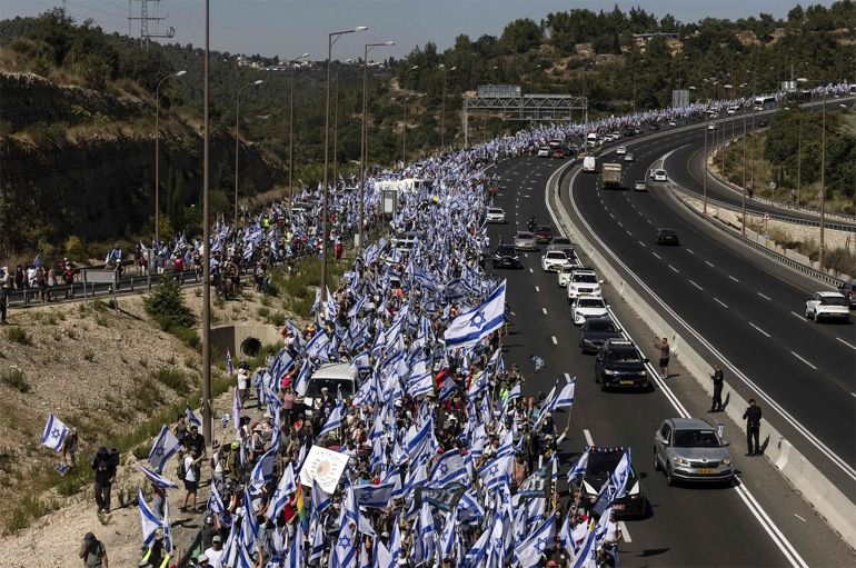 Το Σάββατο οι διαδηλώσεις κορυφώθηκαν με δεκάδες χιλιάδες ανθρώπους να κατευθύνονται σε έναν λόφο προς την Ιερουσαλήμ από τα βουνά έξω από την πόλη