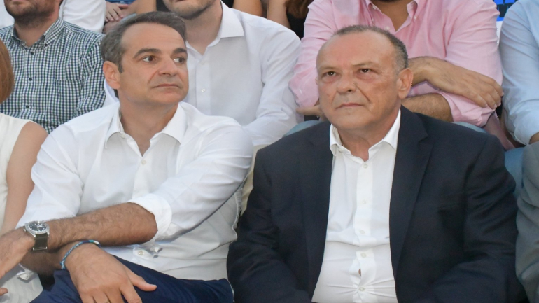 Στην φωτογραφία ο πρωθυπουργός Κυριάκος Μητσοτάκης με τον δήμαρχο Ελευσίνας Αρ. Οικονόμου 