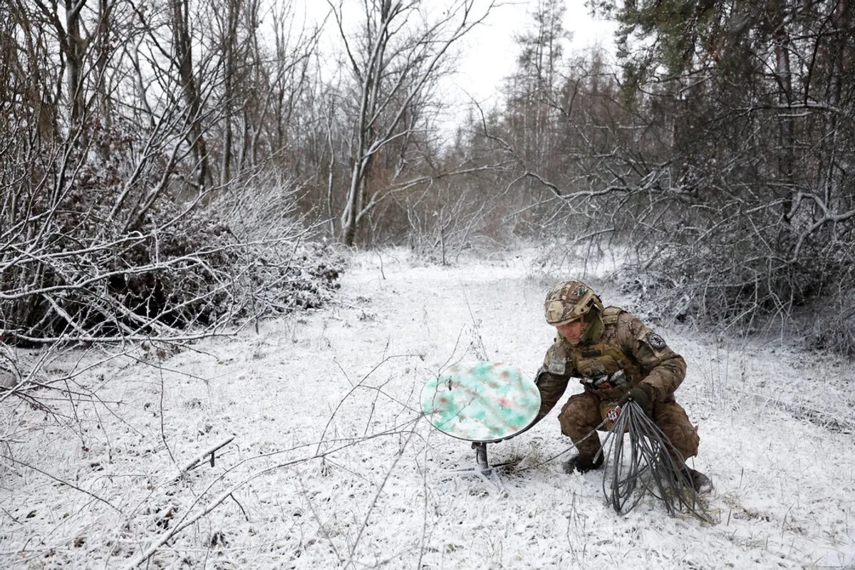 Ένας Ουκρανός στρατιώτης με δορυφορική σύνδεση Starlink στην πρώτη γραμμή στην Κρεμίννα της Ουκρανίας, τον Ιανουάριο.