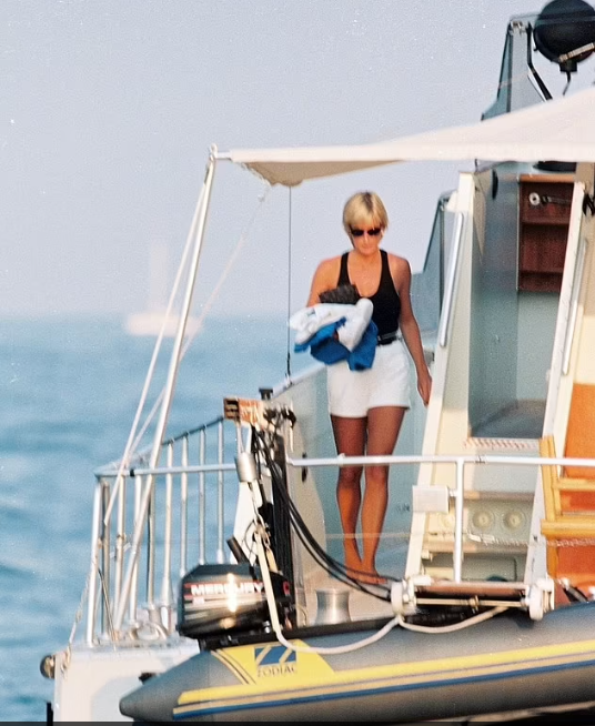 Δύο χαρακτηριστικές φωτογραφίες της πριγκίπισσας Νταϊάνα επάνω στην πολυτελή θαλαμηγό τις τελευταίες μέρες του Αυγούστου του 1997.