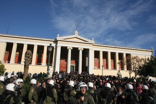 Αστυνομικός κλοιός γύρω από τους μαθητές στα Προπύλαια