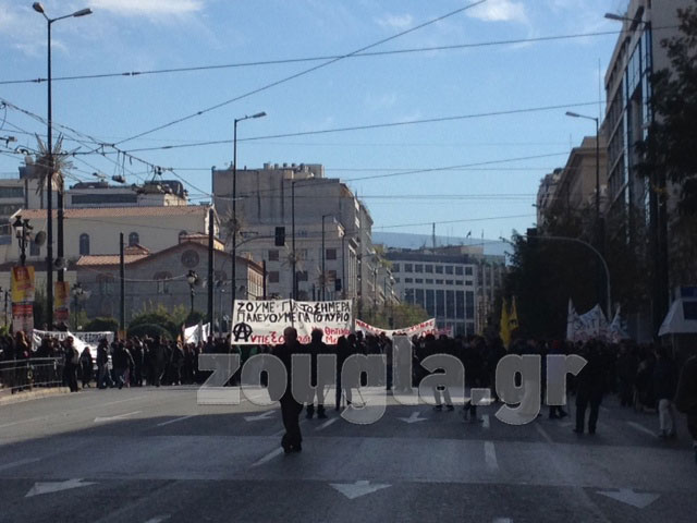 Οι μαθητές ξεκίνησαν πορεία προς τη Βουλή λίγο μετά τις 12.00 το μεσημέρι