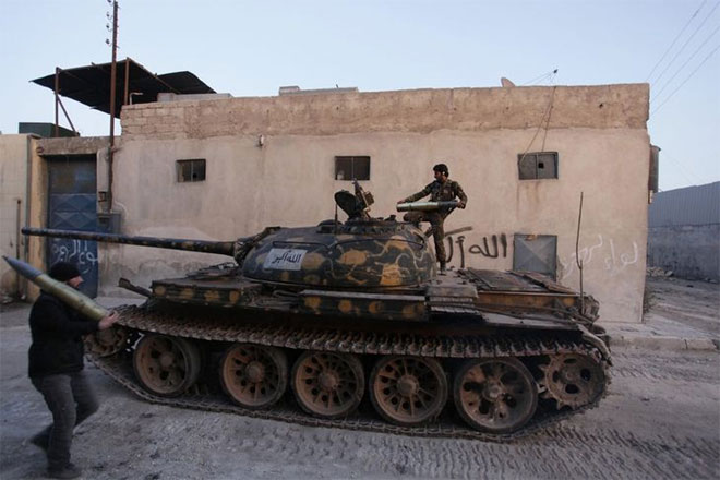 Χαλέπι, 30 Νοεμβρίου. Μέλη του Συριακού Απελευθερωτικού Στρατού σε θέση μάχης πάνω σε τανκ. Λίγο μετά πυροβόλησαν