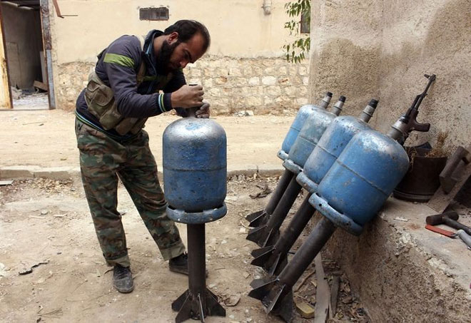 Χαλέπι, 11 Νομεβρίου. Μαχητής της ταξιαρχίας Tawhid, του Απελυθερωτικού Συριακού Στρατού, προετοιμάζει ρουκέτες με αέριο.