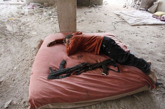 Χαλέπι, 2 Δεκεμβρίου. Ένα μέλος του Απελευθερωτικού Συριακού Στρατού κοιμάται με το όπλο του.