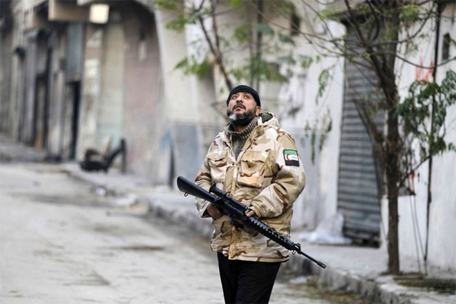 Χαλέπι, 19 Δεκεμβρίου. Ένα μέλος της ταξιαρχίας Liwaa Al-Sultan Mrad του Συριακού Απελευθερωτικού Στρατού, στη συνοικία Μπουστάν Αλ-Μπάσα