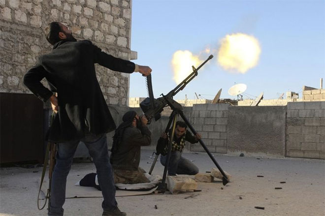 Χαλέπι, 6 Δεκεμβρίου. Άνδρες από τον Απελευθερωτικό Συριακό Στρατό εξαπολύουν πυρ κατά ελικοπτέρου