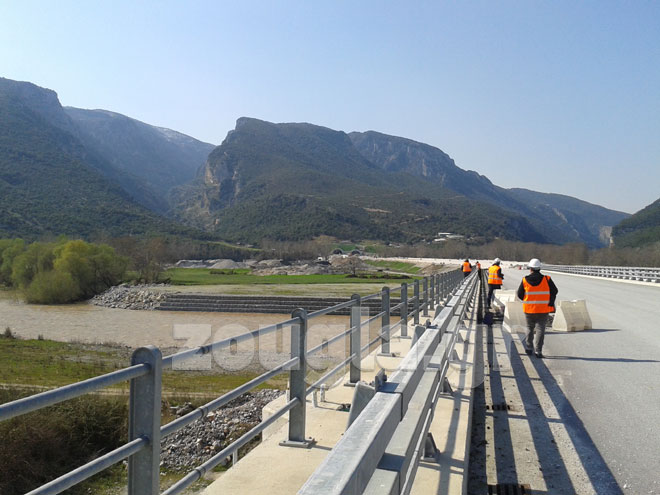 Η νέα γέφυρα στον Πηνειό. Στο βάθος διακρίνεται η μεγαλύτερη σήραγγα των Βαλκανίων (6 χλμ.)