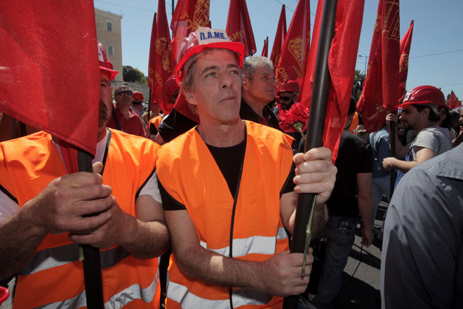 Μέλη του ΠΑΜΕ επί της λεωφόρου Αμαλίας