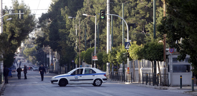 Άνδρες της Αντιτρομοκρατικής ερευνούν εξονυχιστικά το σημείο της επίθεσης