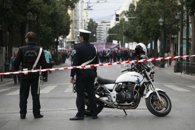 Οι διαδηλωτές πλησιάζουν το μπλόκο της αστυνομίας