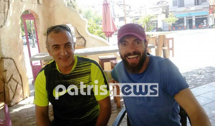 Στο «Καφενείο» στην πλατεία Αγίου Αθανασίου με τον ιδιοκτήτη Αντώνη Σωτηρόπουλο/ Πηγή: patrisnews.gr