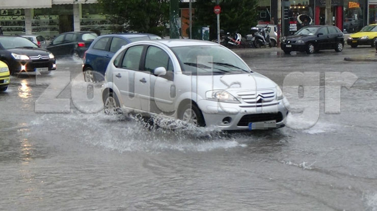 Πλημμύρισαν δρόμοι σε Περιστέρι και Ίλιον