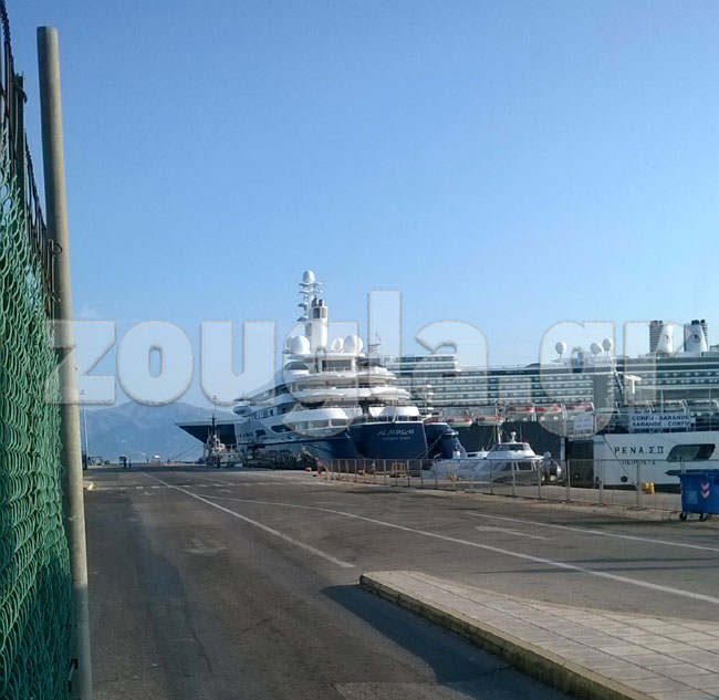Αέρας πολυτέλειας στο λιμάνι της Κέρκυρας, όπου έχουν αγκυροβολήσει οι θαλαμηγοί 'ΚΑΤΑRA' και 'AL MIRQAB'