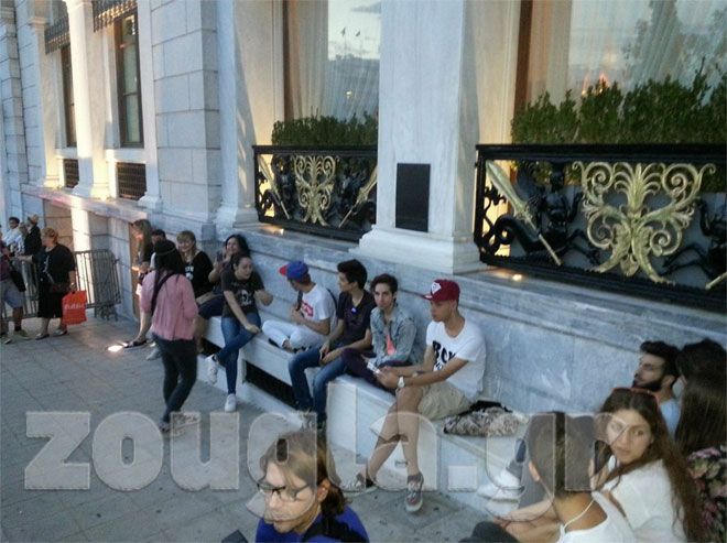 Πλήθος θαυμαστών περιμένουν την σταρ έξω από το ξενοδοχείο Grande Bretagne όπου θα καταλύσει
