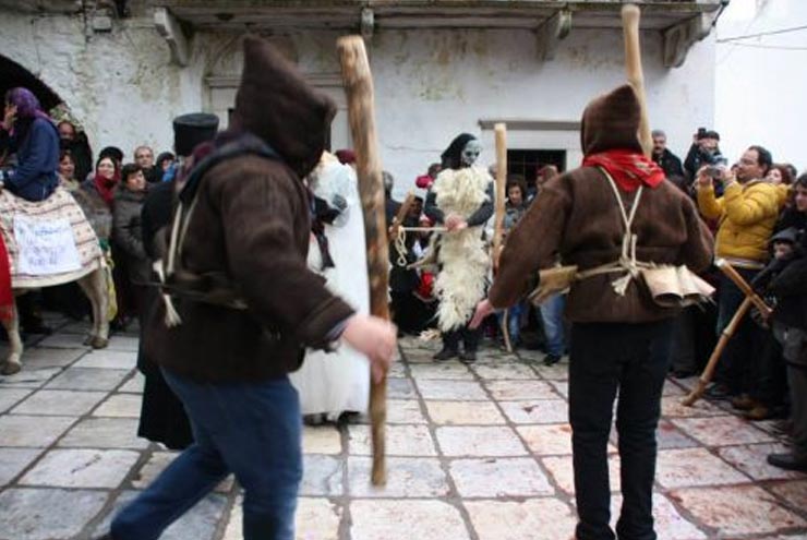 στην Απείρανθο κάνουν την εμφάνισή τους οι κουδουνάτοι, ζωσμένοι με σειρές κουδουνιών