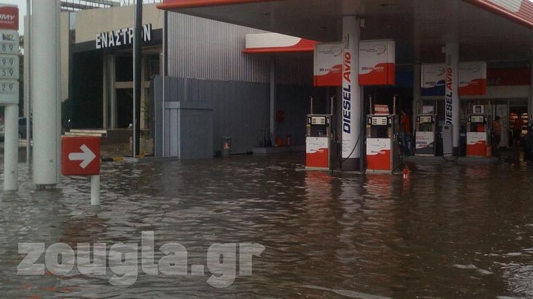 Πλημμυρισμένο βενζινάδικο στην Χαμοστέρνας