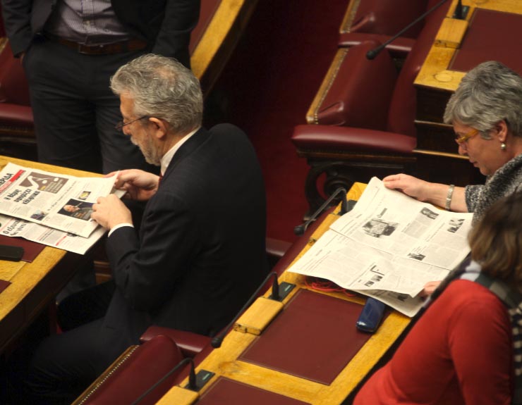 Ο βουλευτής του ΣΥΡΙΖΑ, Στ. Κοντονής ξεφυλίζει την εφημερίδα του