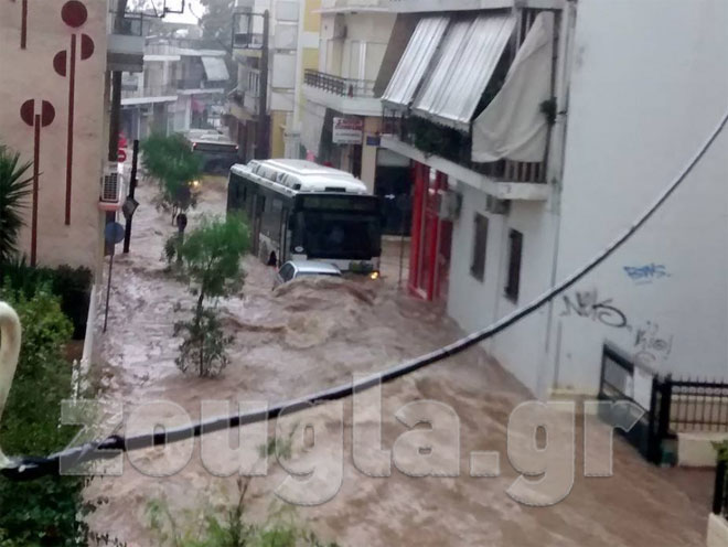 Πλημμυρισμένοι δρόμοι στο Μενίδι-αυτοκίνητο έχει υπερκαλυφθεί από τα νερά