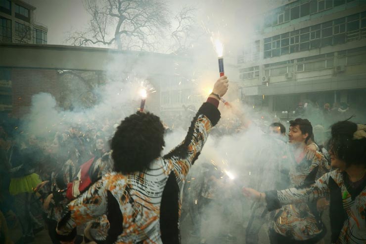 Συνολικά, 30 πληρώματα και 5 άρματα συγκεντρώθηκαν λίγο πριν από τη 1.00 το μεσημέρι στην δυτική είσοδο της πόλης επί της οδού 28ης Οκτωβρίου