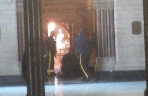 Στη φωτό εικονίζεται ένα άτομο σωριασμένο στο έδαφος και γύρω του αστυνομικοί, κοντά στη Βουλή του Καναδά