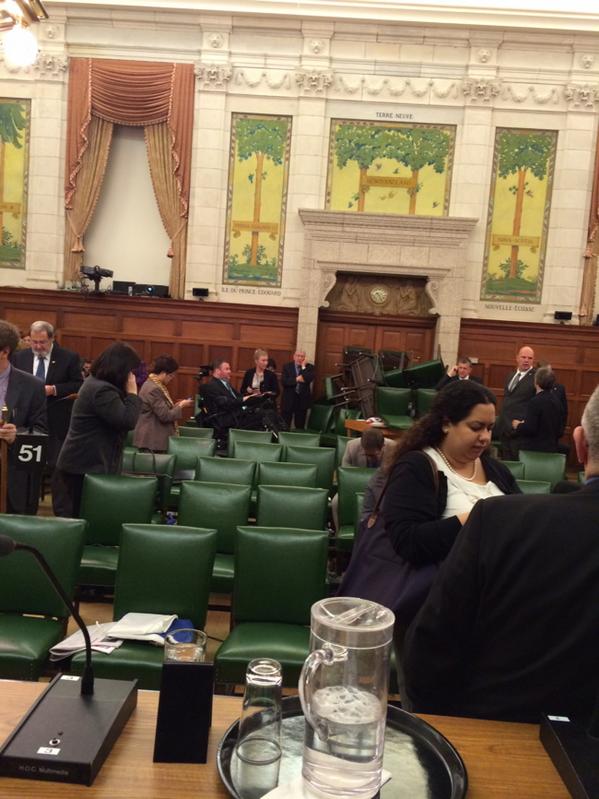 Απέκλεισαν την είσοδο της αίθουσας του κοινοβουλίου μετά τους πυροβολισμούς