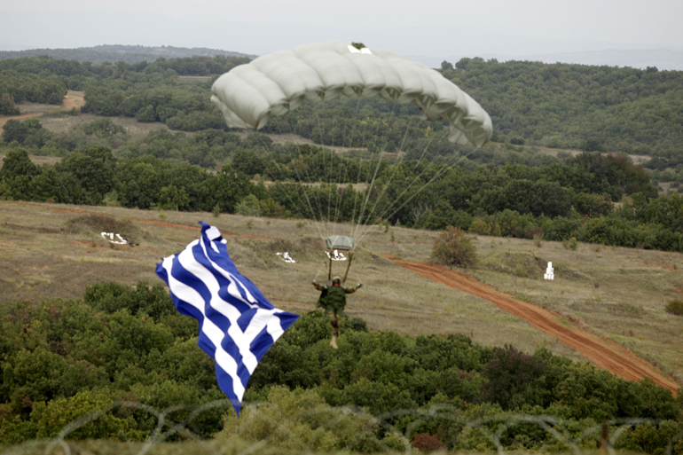 Aλεξιπτωτιστής με την ελληνική σημαία