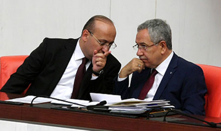 Ο Μπουλέντ Αρίντς (δεξιά) με τον άλλο αντιπρόεδρο Αρντογάν, (αριστερά)