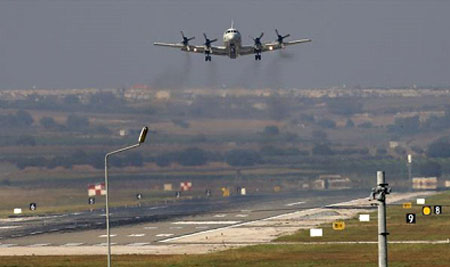 Αεροσκάφος του αμερικανικού ναυτικού προσγειώνεται στην αεροπορική βάση Ιντζιρλίκ