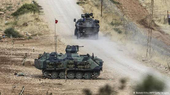 Τουρκικές δυνάμεις στα σύνορα με τη Συρία