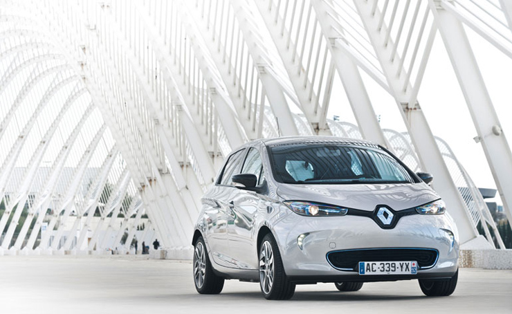 Δεύτερο σε πωλήσεις αναδείχτηκε το Renault ZOE το οποίο ενώ το βλέπετε φωτογραφημένο στον περιβάλλοντα χώρο του ΟΑΚΑ ακόμα δεν έχει έρθει στην Ελλάδα...